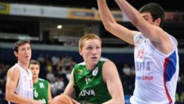 Marius Grigonis durante un partido con las categor&iacute;as inferiores de Lituania.