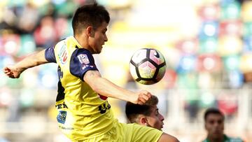 El jugador de Universidad de Concepcion Renato Tarifeno, juega el balon contra Audax Italiano durante el partido de primera division en el estadio Bicentenario La Florida.