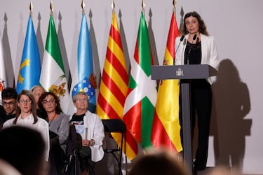 Andrea, hija de una de las víctimas de las inundaciones en Valencia, pronuncia un discurso durante el funeral de Estado que conmemora el primer aniversario de la catástrofe.