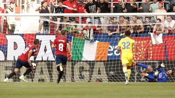 PAMPLONA, 20/08/2022.-El delantero de Osasuna Enrique García (i), marca gol de penalti contra el Cádiz, durante el partido de la jornada 2 de LaLiga Santander este sábado en el estadio de El Sadar en Pamplona.- EFE / Jesús Diges