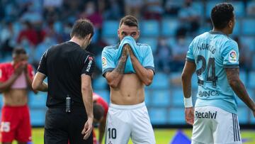 Iago Aspas, delante de Jeison Murillo, durante el partido entre el Celta y el Sevilla disputado en Bala&iacute;dos.