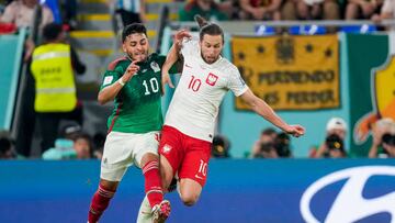 DOHA, 22-11-2022 Stadium 974, World Cup 2022 in Qatar game between Mexico vs Poland, Mexico player Alexis Vega, Poland player Grzegorz Krychowiak - Photo by Icon sport during the FIFA World Cup 2022, Group C match between Mexico and Poland at Stadium 974 on November 22, 2022 in Doha, Qatar. (Photo by ProShots/Icon Sport via Getty Images)