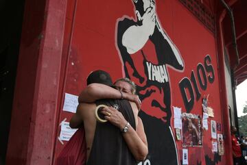 Aficionados de Newell's Old Boys se acercaron al Estadio Marcelo Bielsa para honrar a Diego Maradona en el mural que tiene dedidcado en el estadio del equipo rosarino.