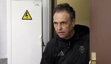 El entrenador de Osasuna ,Joaquin Caparros, antes de comenzar la rueda de prensa hoy en las instalaciones de Tajonar donde su equipo ha estado preparando el partido de vuelta de la Copa del Rey que disputarán mañana ante el Granada C.F en el Estadio de El Sadar.