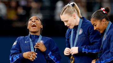 Paris (France), 30/07/2024.- Simone Biles (L) of gold medalists team USA celebrates during the medal ceremony for the Women Team final of the Artistic Gymnastics competitions in the Paris 2024 Olympic Games, at the Bercy Arena in Paris, France, 30 July August 2024. (Francia) EFE/EPA/CAROLINE BREHMAN
