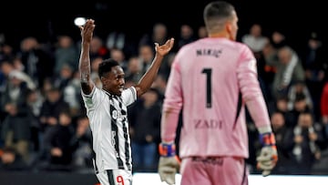 Lo que ha hecho el jugador del equipo albinegro saliendo del banquillo es para explicarlo en las escuelas de fútbol. Hizo un doblete para que su equipo sueñe con el ascenso directo.