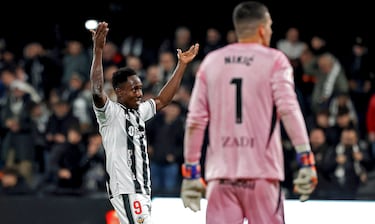 Lo que ha hecho el jugador del equipo albinegro saliendo del banquillo es para explicarlo en las escuelas de fútbol. Hizo un doblete para que su equipo sueñe con el ascenso directo.