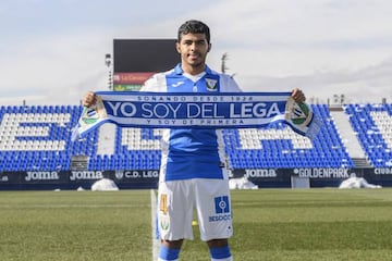 Yahya Al-Shehri posa con una bufanda del Legan&eacute;s sobre el c&eacute;sped de Butarque.