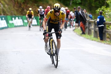 Jonas Vingegaard de Dinamarca y el equipo Jumbo-Visma atacan en la etapa 16, una etapa de 120,1 km desde Liencres a Bejes.