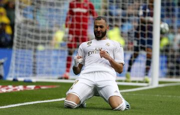 Real Madrid 1-0 Levante | James abrió a banda, Carvajal se metió hacia dentro y la puso con la izquierda para que Benzema se elevase entre dos defensas del Levante e hiciera el 1-0.
