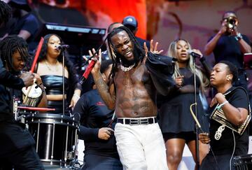 Damini Ebunoluwa Ogulu, más conocido artísticamente como Burna Boy, fue otro de los platos fuertes del primer día del Festival de Música y Artes de Coachella Valley.