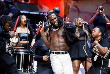 Damini Ebunoluwa Ogulu, más conocido artísticamente como Burna Boy, fue otro de los platos fuertes del primer día del Festival de Música y Artes de Coachella Valley.