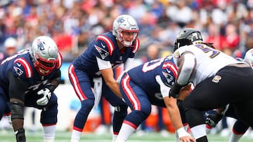 FOXBOROUGH, MASSACHUSETTS - SEPTEMBER 25: Quarterback Mac Jones #10 of the New England Patriots runs a play during the first half at Gillette Stadium on September 25, 2022 in Foxborough, Massachusetts. (Photo by Adam Glanzman/Getty Images)