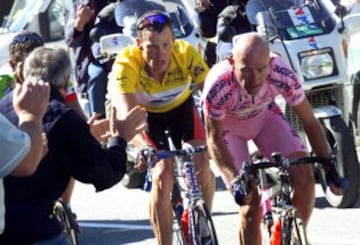 Marco Pantani junto a Lance Armstrong durante el ascenso a Courchevel en la etapa de los Alpes del Tour de Francia Briancon-Courchevel. Pantani gan¨® la etapa y Armstrong mantuvo el jersey de lider (17 de julio 2000).