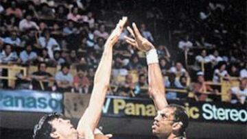 <b>DUELOS MÍTICOS. </b>Abdul-Jabbar suelta su sky hook frente a McHale y Bird en un Celtics-Lakers.