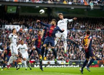 Jornada 26 / REAL MADRID - BARCELONA  Gerard Pique y Sergio Ramos pugnan por el balón en un salto.