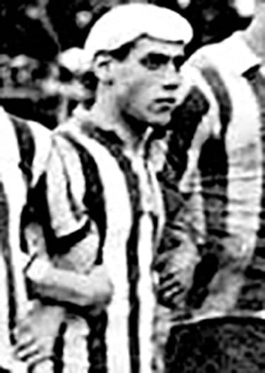El futbolista español debutó en 1910 y acabó retirándose en 1924. Se trata del primer jugador en la historia del club que fue león durante toda su carrera. El defensa jugó 82 partidos y logró ganar seis Copas del Rey.