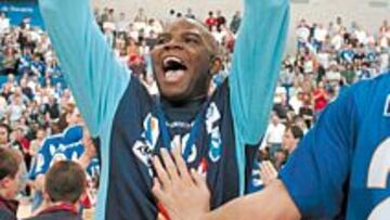 <b>LA RECOPA. </b>Así de exultante se mostraba Vladimir tras conquistar la Recopa de Europa. Al lado, imagen del edificio donde vivía (dcha.) y el bar de copas que había inaugurado hace pocos meses (izda.).