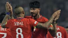 Mauricio Pinilla y Arturo Vidal celebran el triunfo de Chile ante Venezuela. 