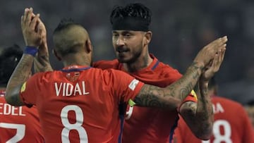 Mauricio Pinilla y Arturo Vidal celebran el triunfo de Chile ante Venezuela.