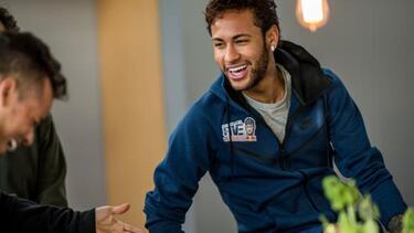 Neymar Jr. arrasa jugando a Mario Kart 8 Deluxe