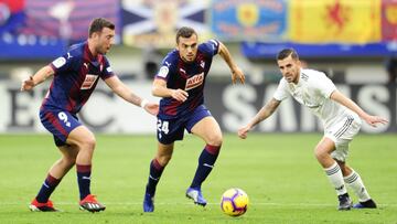 Joan Jordán se lleva el cuero en presencia de su compañero Sergi Enrich y del madridista Ceballos.