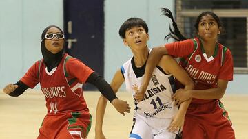 Maryam Hussain, a la izquierda, durante el partido entre Malasia y Maldivas.