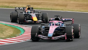 Pierre Gasly con el Apine de Fórmula 1 por delante del Red Bull de Verstappen.