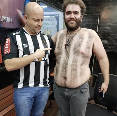 Un hincha de Atlético Mineiro se hizo la camiseta del Galo ¡con los pelos de su cuerpo!