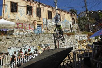 Valparaiso, 11 febrero 2018.
Decimosexta version del Red Bull Valparaiso Cerro Abajo, principal carrera de descenso urbano en Chile, realizada entre calles, escaleras y callejones de la ciudad puerto.
Sebastian Cisternas/Photosport.