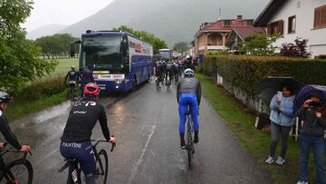 Los ciclistas regresan a los autobuses en la 12ª etapa del Giro.