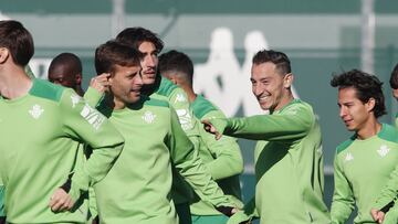 Guardado bromea en el entrenamiento del Betis.