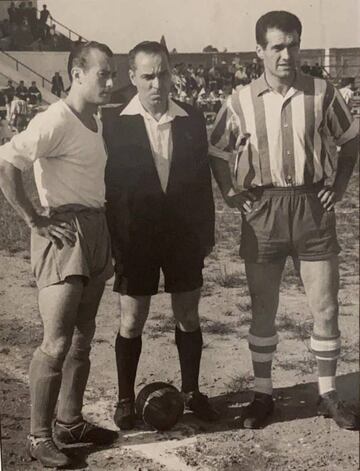 29 de junio de 1956 (Mendizorroza). Alavés, 1 - Real Zaragoza, 2. Los capitanes Chaves y Erezuma flanquean al árbitro catalán Bielsa.