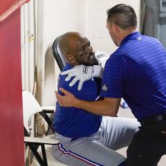 Adolis García se lesiona en el Juego 3 de la Serie Mundial