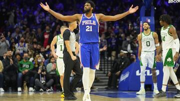 Joel Embiid pisotea a los Celtics