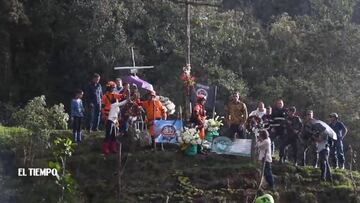 Supervivientes y sus familias visitaron el lugar del accidente