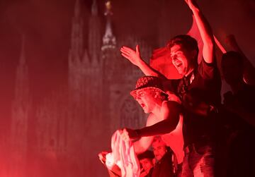 Los aficionados italianos celebran la victoria de su selección en la plaza del Duomo en Milán.