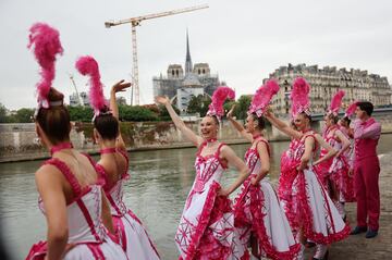Los bailarines del Moulin Rouge saludan tras interpretar el Canc¨¢n, baile emblem¨¢tico que se remonta a la d¨¦cada de 1820. Sus trajes rosas han sido dise?ados espec¨ªficamente para la ceremonia inaugural.