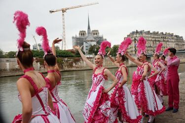 Los bailarines del Moulin Rouge saludan tras interpretar el Cancn, baile emblemtico que se remonta a la dcada de 1820. Sus trajes rosas han sido dise?ados especficamente para la ceremonia inaugural.