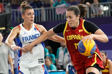 Vega Gimeno protege el balón de la francesa Laetitia Guapo.