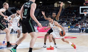 Facundo Campazzo, base del Real Madrid, supera a Alex Renfroe, del Bilbao Basket.