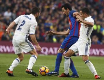 Busquets between Carvajal and Lucas Vázquez.