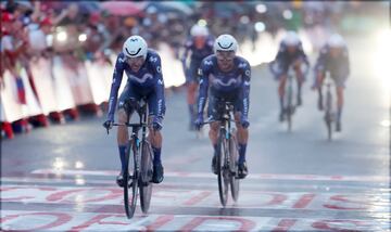 El equipo Movistar entrando en meta.