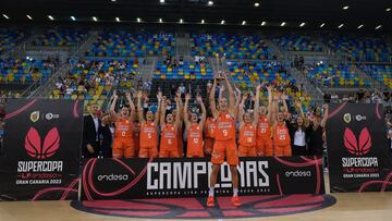 Las jugadoras del Valencia B.C. se proclaman campeonas de la Supercopa femenina de baloncesto, tras ganar al Perfumer¨ªas Avenida, en la final que ambos equipos disputaron este domingo en el Gran Canaria Arena.
