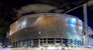 Las lamas del exterior ya están instalándose en la fachada del nuevo Santiago Bernabéu. Serán una de las grandes características del nuevo feudo blanco.