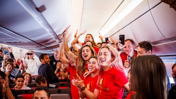 Las jugadores de la Selección femenina, en el avión de vuelta a España tras ganar el Mundial.