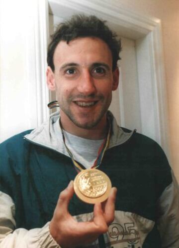 Fermín Cacho con la medalla de oro ganada en Barcelona 92.