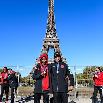 Las subcampeonas del Mundial Femenino Sub 17 de la India pasaron por la Torre Eiffel en París antes de su regreso a Colombia.