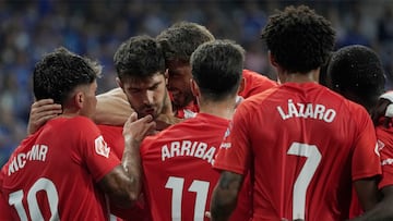 Los jugadores del Almería celebran el gol de Melero.