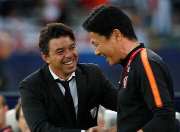 Los entrenadores de RIver Plate, Marcelo Gallardo, y de Kashima Antlers, Go Oiwa se saludan antes del partido,